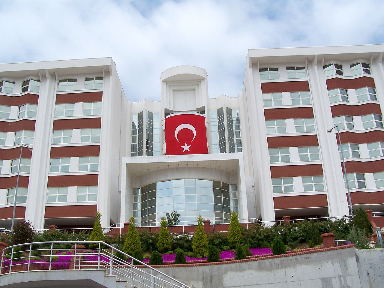 Classroom and auditorium building at Işık University